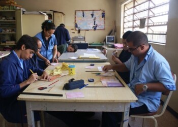 Los 86 jóvenes que hacen vida en el Taller de Educación Laboral Bolivariano “Los Teques” ubicado en la Urbanización La Macarena Sur, ya vienen trabajando en la preparación de sus piezas y  productos alusivos al ser más hermoso del mundo que da vida “La madre”