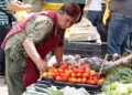 Los precios de las hortalizas hacen llorar a los consumidores, quienes ya resignados compran lo que se puede, agradeciendo que todavía se consiga en el mercado sin hacer colas