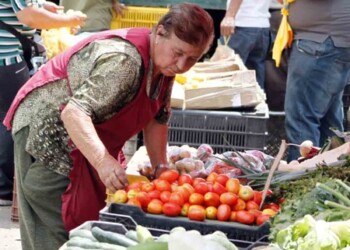 Los precios de las hortalizas hacen llorar a los consumidores, quienes ya resignados compran lo que se puede, agradeciendo que todavía se consiga en el mercado sin hacer colas