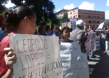 Estudiantes de Misión Sucre y simpatizantes del gobierno, a través de pancartas y consignas exigían que los expresidentes abandonarán el país