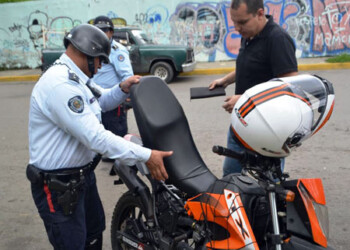 Funcionarios realizan experticias a los autos