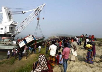 Al menos 70 personas murieron después de que un ferry que transportaba a 150 pasajeros y tripulantes volcó tras colisionar con otra embarcación en un río en la zona central de Bangladesh  CORT. EFE