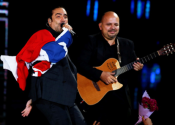 Alejandro Fernández, quien estaba en la parrilla de Viña 2014 pero debió suspender tras un accidente, abrió la jornada de este martes a lo grande  CORT. EL FARANDI
