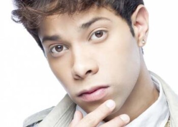 Jhon Nael interpreta a Arón Sánchez, un joven de clase baja con mucho talento para el canto y el baile