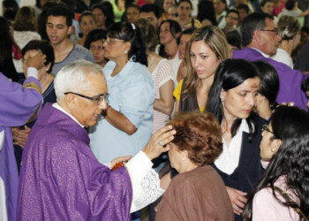 Feligreses llevaban en su frente las cenizas de las palmas del anterior domingo de ramos