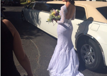 La animadora lució increíblemente sexy con su vestido de boda blanco con encaje y áreas transparentes