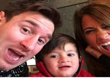 Acompañado del mensaje “Feliz cumple mi vida, te amamos”, el jugador del Barcelona compartió la imagen en su cuenta de Instagram