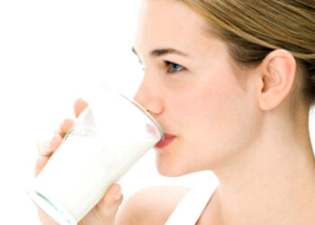 La leche es una bebida deportiva natural. Aporta la cantidad necesaria de nutrientes y favorece la reconstrucción de músculo