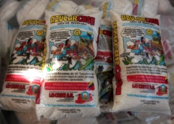 Cada vez que llega azúcar regulada a locales de la capital mirandina es sinónimo de descomunales colas de compradores. La situación no es casual. archivo