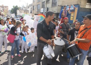 Más de 60 alumnos junto a sus representantes y profesores disfrutaron de su comparsa