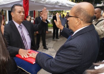 La juramentación se llevó a cabo en la Plaza Bolívar