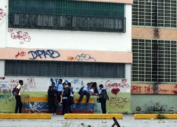 Estudiantes afirman estar desatendidos, el panorama del plantel no es el más adecuado; viven con olores insoportables, sin PAE y con problemas de convivencia entre alumnos