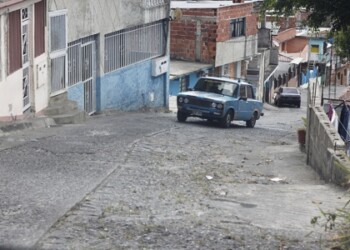 Una cadena de problemas, la vialidad está totalmente deteriorada, el transporte es pesado y para completar la inseguridad se ha apoderado de la zona, agravando aún más los percances en el sector