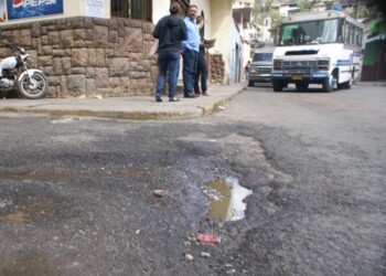 Hace más de un año no asfaltan y las calles han progresado cuantitativamente con los huecos