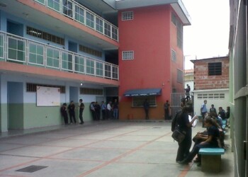 Necesitan elevar la cerca perimetral para evitar que entren botellas y piedras que lanzan a la institución casi todas las mañanas