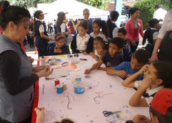 Con diversas actividades en la Plaza Bolívar