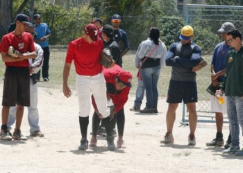 Además de aprender herramientas, los deportistas  recibieron consejos de los profesionales del béisbol