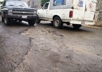 Hace más de un mes los habitantes esperan por la reparación de un tubo de aguas blancas “abrieron las calles y dejaron todo así porque el agua sigue botandose¨