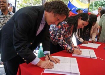Alcalde Garcés firmó para derogar el decreto del presidente Obama contra 7 funcionarios venezolanos.