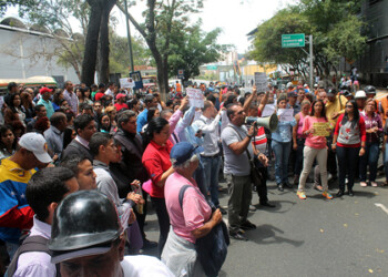 Desde las 11:00  a.m. comenzaron a llegar las personas que rechazan las políticas de seguridad que viene aplicando el gobernador del estado Miranda,  Henrique Capriles.
