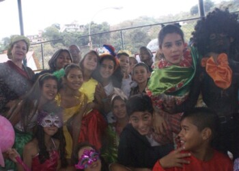 Al son del Calipso de El Callao, toda la comunidad educativa se integró a la fiesta aniversaria.
