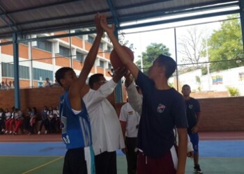 Alumnos  inauguraron el espacio con un torneo de Básquet