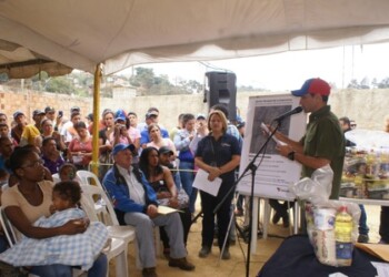 Entregó 371 certificados de construcción en el sector La Esperanza y se comprometió a algunas obras en la zona