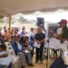 Entregó 371 certificados de construcción en el sector La Esperanza y se comprometió a algunas obras en la zona