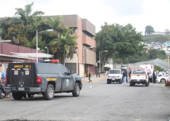 Un tiro en la cabeza que lo dejó en el sitio, con exposición de la masa encefálica lo tiene al borde de la muerte en el Hospital Pérez Carreño de Caracas