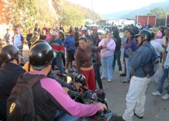 Vecinos de barrio Nuevo se apostaron la mañana de este lunes en la carretera vieja Caracas-Los Teques como medida de protesta por los siete años que tienen con fallas en el servicio de agua potable. El tránsito vehicular se vio fuertemente afectado por varias horas.