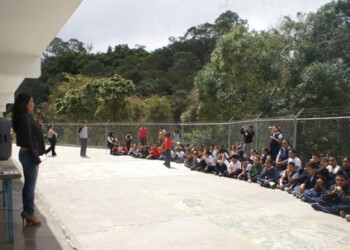 Alumnos celebran por todo lo alto un año más de su escuela
