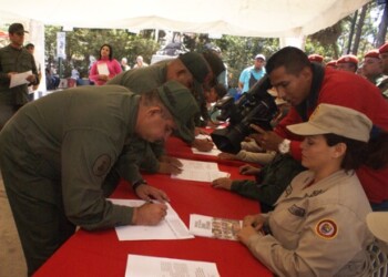 En un acto en la Plaza Guaicaipuro, representantes de la Fuerza Armada Nacional Bolivariana firmaron contra el decreto que califica a Venezuela como una amenaza, rechazando a la vez sanciones a funcionarios venezolanos