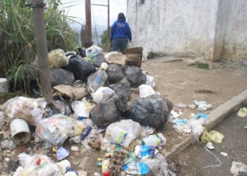 El asfaltado y la basura también son problemas que agobian a los residentes de la zona