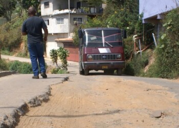 El pavimentado, más que una prioridad ya es una necesidad en el sector, pues las calles se están cayendo