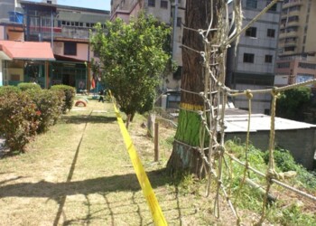 Cada día cede más el terreno y están sin respuestas de cerca perimetral, muro de contención, embaulamiento de la quebrada o reubicación