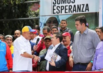 Ricardo Sánchez participó este jueves en el acto de recolección de firmas para exigirle al presidente de Estados Unidos, Barack Obama, que derogue el decreto contra Venezuela.