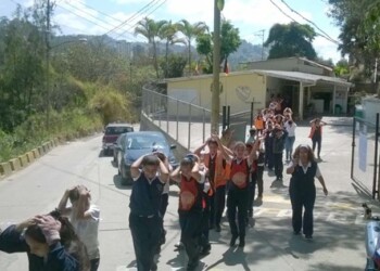 Con apoyo de Fundalosteques y Protección Civil recibieron charlas y orientaciones de que hacer en caso de desalojos