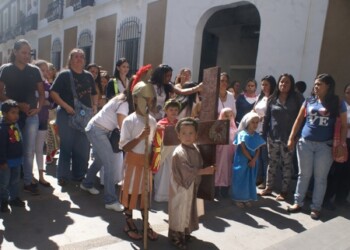 Alumnos del CEI Francisco de Miranda y del Colegio Sucre dramatizaron las estaciones de la Pasión y Muerte de Jesucristo