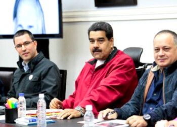 En la reunión se encuentra el gabinete ministerial, junto al presidente de la Asamblea Nacional (AN), Diosdado Cabello, y el alcalde del municipio Libertador, Jorge Rodríguez