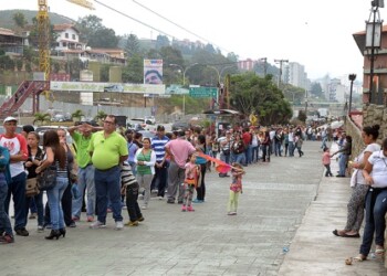 Hay alumnos que no son enviados a clases para que hagan colas por la comida.ARCHIVO