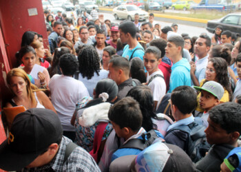 Beneficiarios de la tarjeta estudiantil  y representantes  trancaron por varios minutos la avenida Bicentenario; reclamaban que la venta era un desastre, la protesta se registró la mañana de este martes.