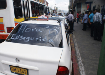 Al menos unas 35 trabajadores del volante se movilizaron el día de ayer por todo el casco central de la capital mirandina para llamar la atención de las autoridades para que se aboquen a esta situación de inseguridad con lo que tienen que lidiar cada día.