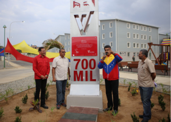 El presidente de la República, Nicolás Maduro, develó este domingo el hito de la vivienda número 700.000, ubicada en el urbanismo Ciudad Hugo Chávez Frías, en el sector Playa Grande de Catia La Mar, estado Vargas, donde destacó que "van rumbo a la meta de un millón de viviendas", esperando llegar a los 3 millones como se lo propuso Chávez.