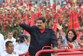 A su llegada a Los Próceres, el Presidente fue recibido por el pueblo que desde tempranas horas ya le esperaba en Los Próceres  CORT. AVN