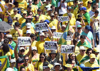 Por segunda vez en un mes, los brasileños han vuelto a salir a la calle a protestar contra Dilma Rousseff, su Gobierno y su partido  CORT. EL PAÍS