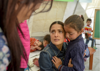 La actriz mexicana, Salma Hayek, ha aprovechado su viaje al Líbano, donde promociona su película “El profeta”, para visitar a los refugiados sirio