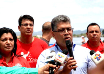 Desde el Parque Ezequiel Zamora, también conocido como El Calvario, donde se realizó la entrega, Jaua destacó que desde la llegada de la Revolución Bolivariana, se respeta la voluntad soberana del pueblo y, en tal sentido, sostuvo que las firmas contra el referido decreto son un acto de defensa a esa soberanía lograda hace 16 años