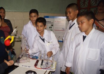 Con innovadores y factibles experimentos útiles a la sociedad a base de material reciclable, los estudiantes sorprendieron a los presentes