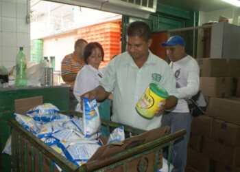 Cuerpos de seguridad y gerentes del mercado lograron canalizar la situación, terminando de vender en calma los 200 bultos de leche completa, 150 de leche prebio 3 y 1300 bultos de harina de maíz