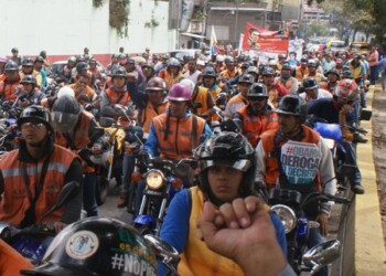 Cientos de mototaxistas encabezaron la caravana que salió desde la Proveeduría de Transporte hasta la Plaza Bolívar